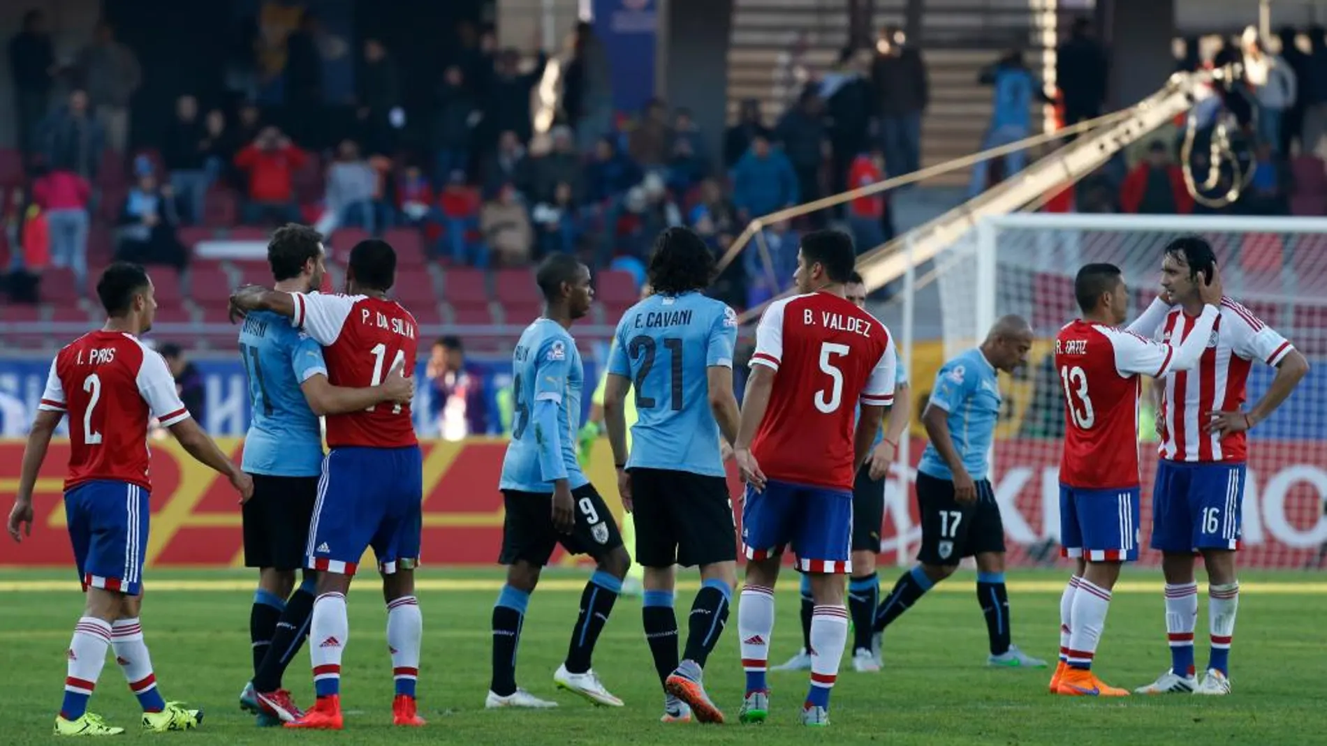 Los jugadores de Uruguay y de Paraguay, se felicitan tras el final del partido