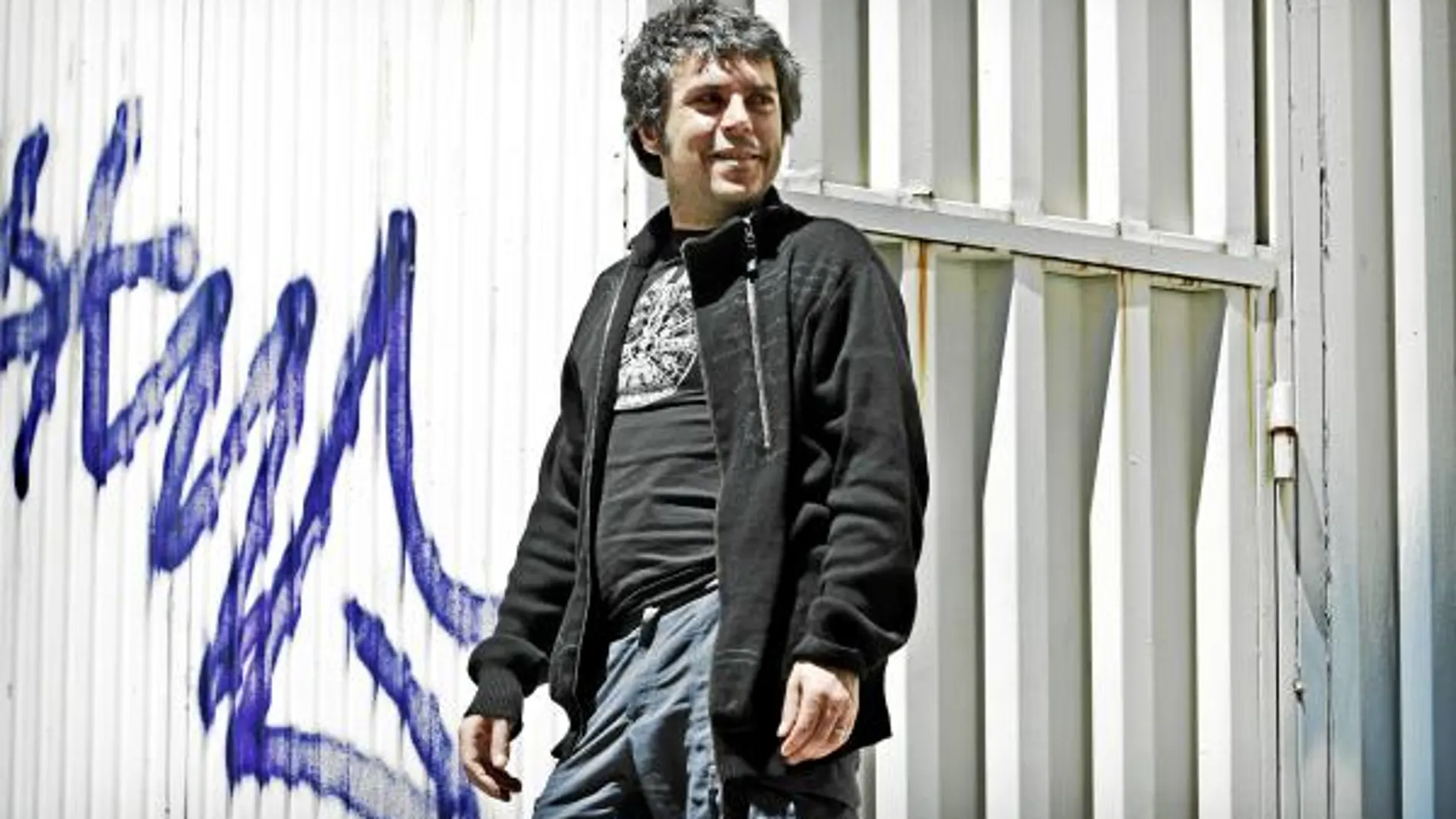 El músico comenzó su andadura en solitario en 2005 con el álbum «Canciones para el tiempo y la distancia»