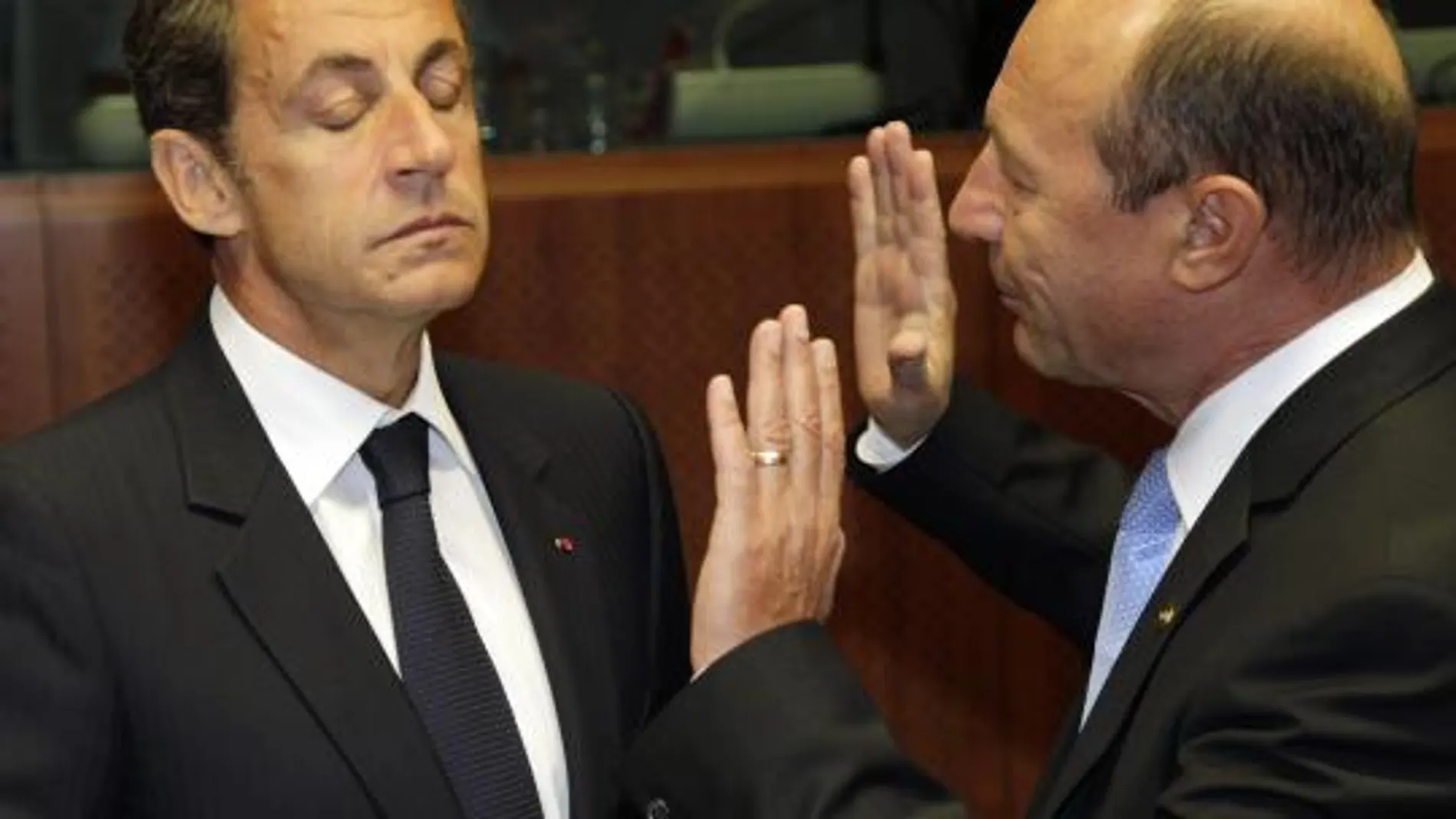 Nicolas Sarkozy y el presidente de Rumanía, Traian Basescu