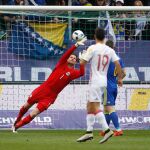 El portero bosnio Asmir Begovic encaja el primer gol de España de Nolito.