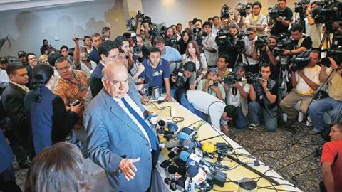 El secretario general de la Organización de Estados Americanos, José Miguel Insulza, el viernes rodeado de periodistas en la capital hondureña