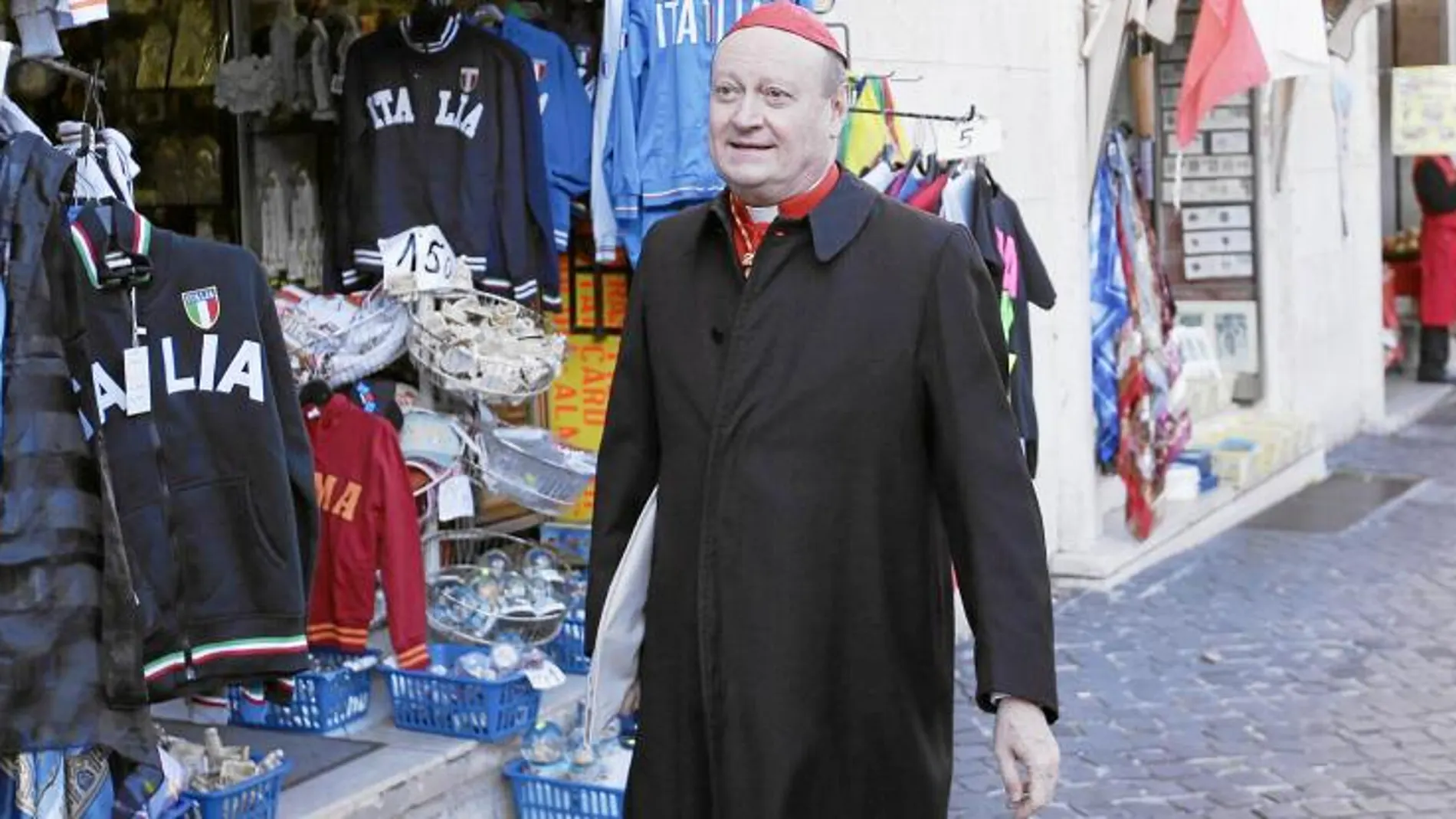 El cardenal Ravasi, esta semana, paseando por las calles de Roma