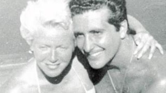 Lana Turner y Johnny Stompanato posan en Acapulco, en 1958
