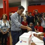 Pedro Sánchez atiende a los medios tras acudir a votar