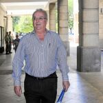 El ex consejero andaluz de Empleo Antonio Fernández, en los juzgados sevillanos