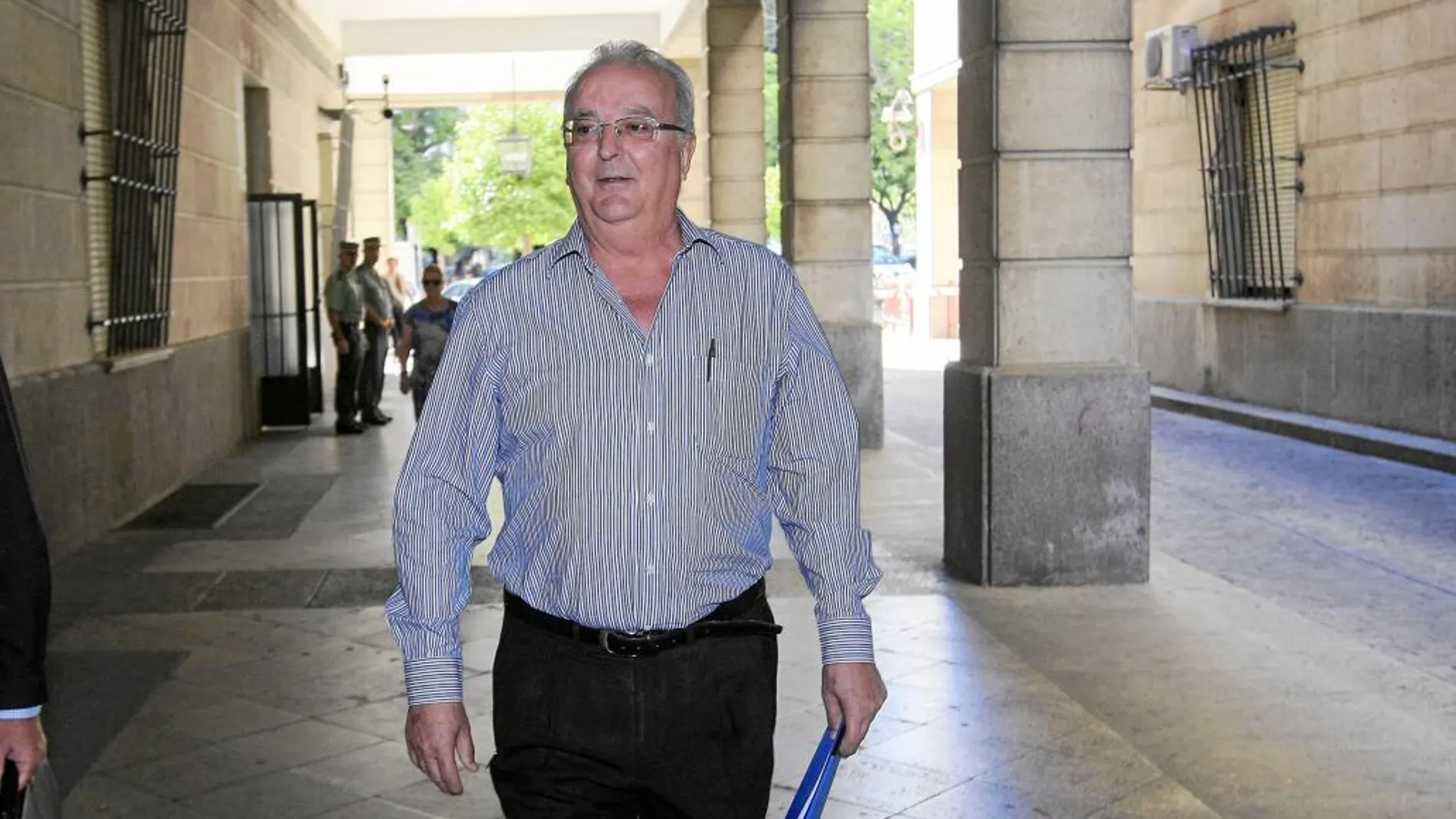 El ex consejero andaluz de Empleo Antonio Fernández, en los juzgados sevillanos