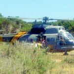 Varios invitados se suben al helicóptero para ir de una isla a otra