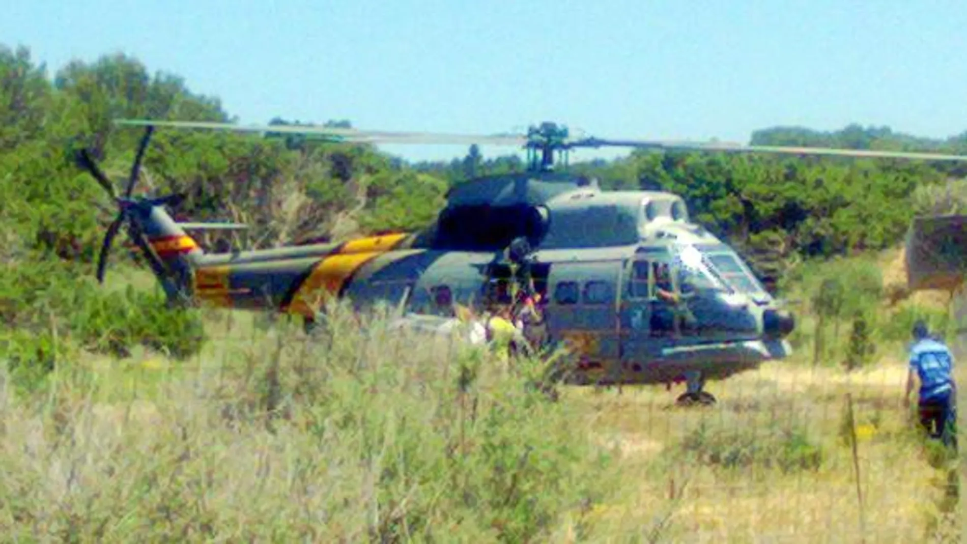 Varios invitados se suben al helicóptero para ir de una isla a otra