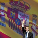 Historia de una imagen: Una bandera de unidad frente a Aznar. Mariano Rajoy clausuró en enero la Convención Nacional del PP exhibiendo una gran bandera nacional y un discurso de unidad para su partido y para España.