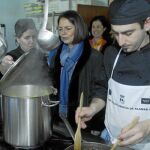 la consejera de Empleo y Mujer, Paloma Adrados, con los estudiantes de cocina y servicios a la hostelería