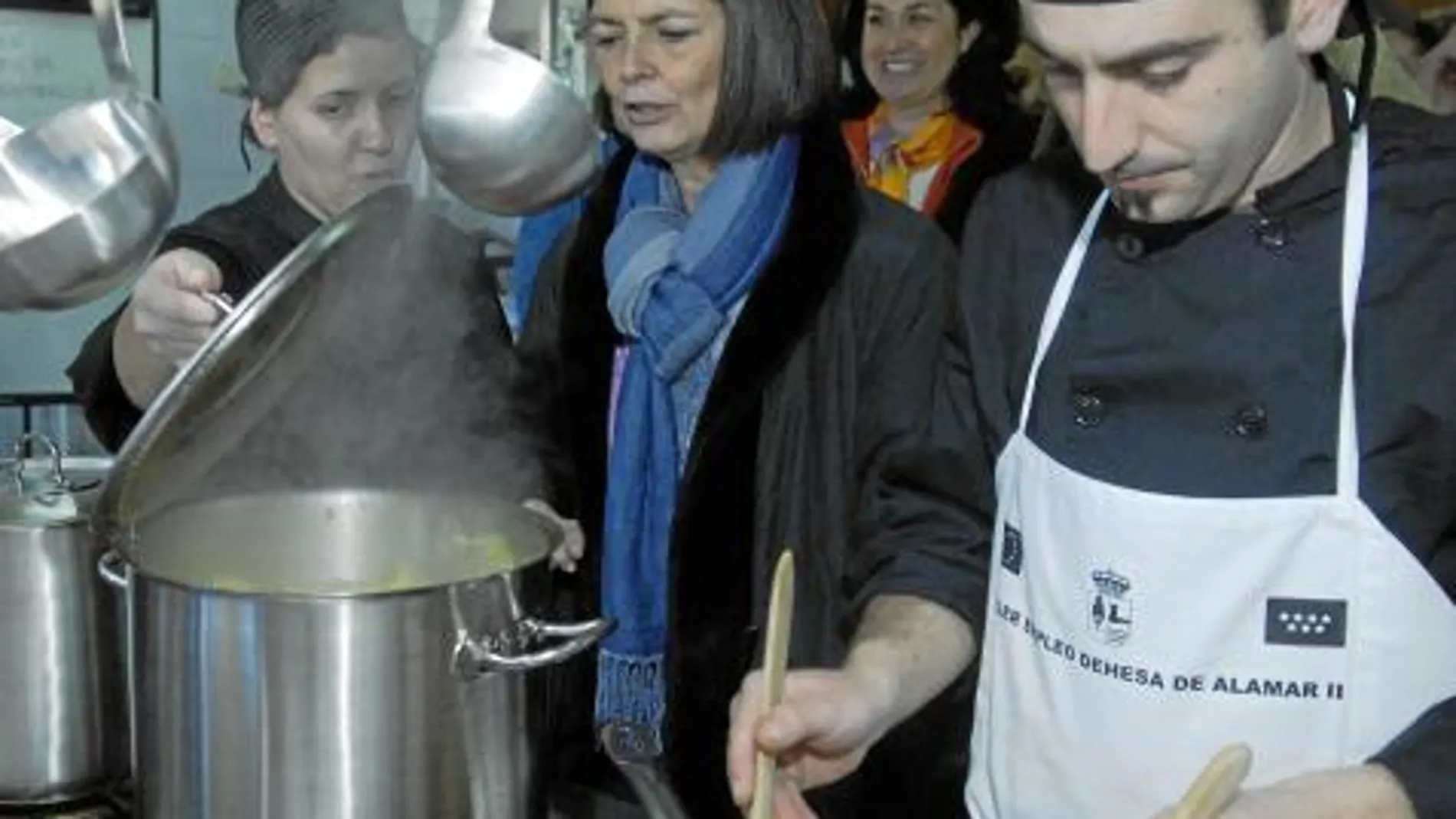 la consejera de Empleo y Mujer, Paloma Adrados, con los estudiantes de cocina y servicios a la hostelería