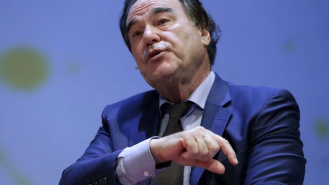 El director de cine estadounidense Oliver Stone durante la conferencia que ha ofrecido hoy en el World Business Forum, que se celebra en el Teatro Real de Madrid.