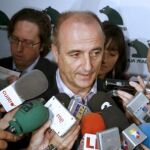 El ministro de Industria, Miguel Sebastián, atiende a los medios de comunicación tras su intervención en el IX Encuentro Financiero Internacional Caja Madrid