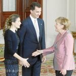 Doña Letizia saluda a Angela Merkel en presencia del Príncipe, antes de la cena de ayer