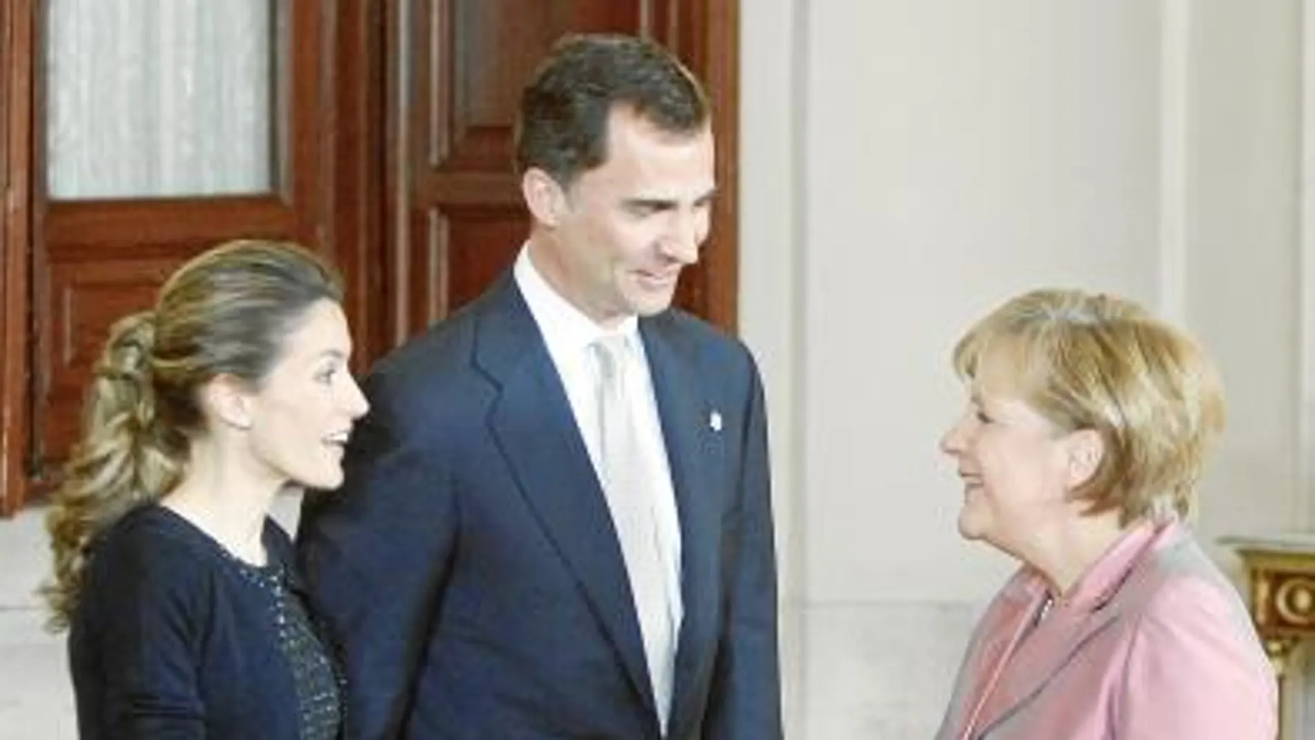 Doña Letizia saluda a Angela Merkel en presencia del Príncipe, antes de la cena de ayer