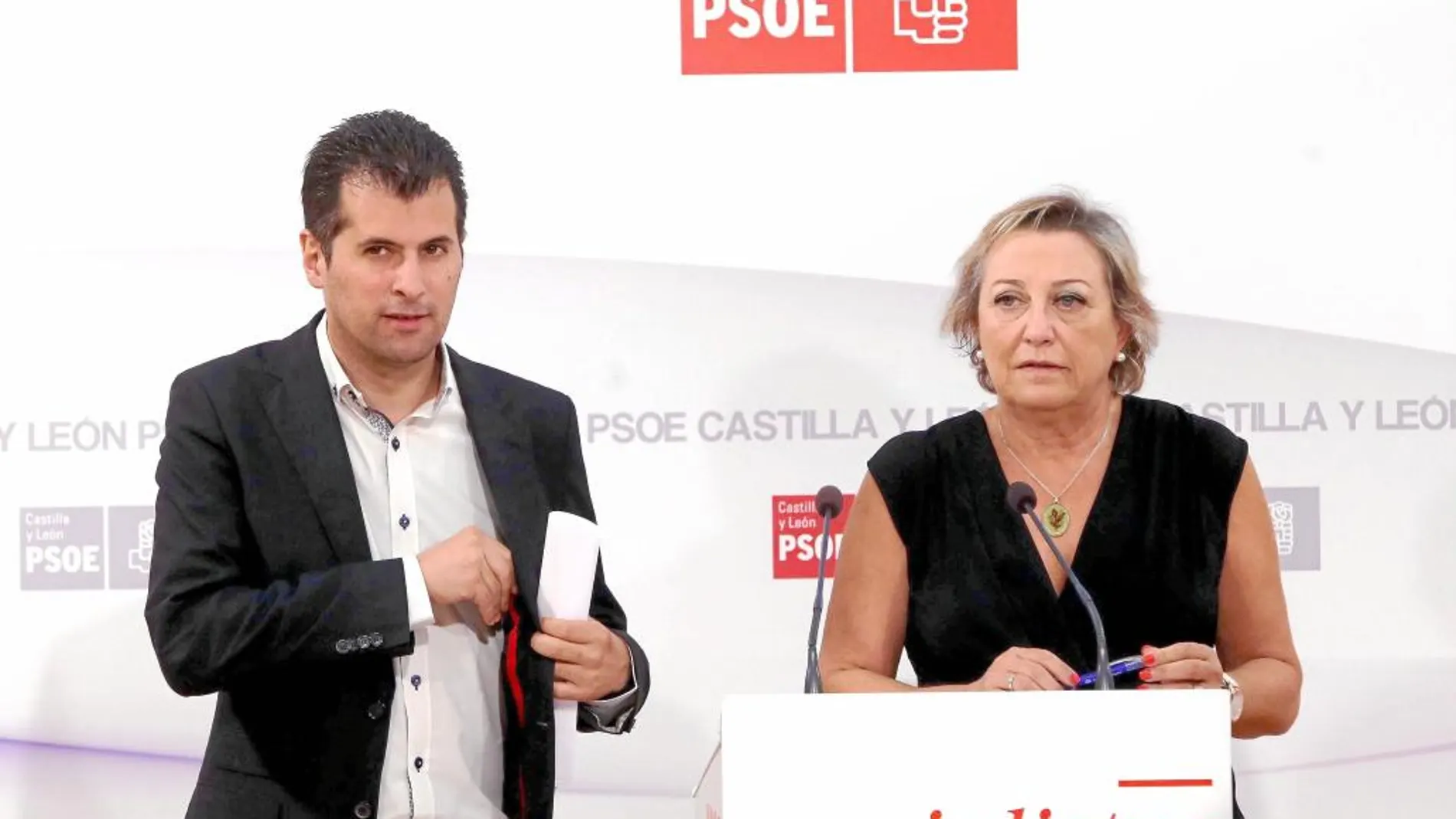 Luis Tudanca e Isabel Fernández Marassa, contestan a las preguntas de los periodistas, ayer en Valladolid