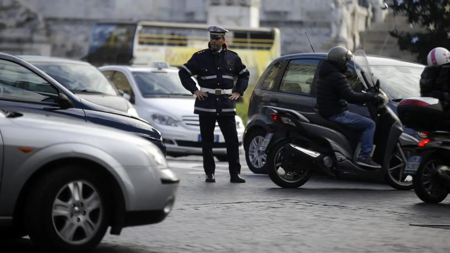 Atasco en Roma donde la contaminación ha superado los níveles máximos
