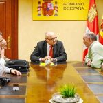 Francisco Temprano junto a miembros del sindicato UGT en su encuentro con Luis Antonio Gómez.