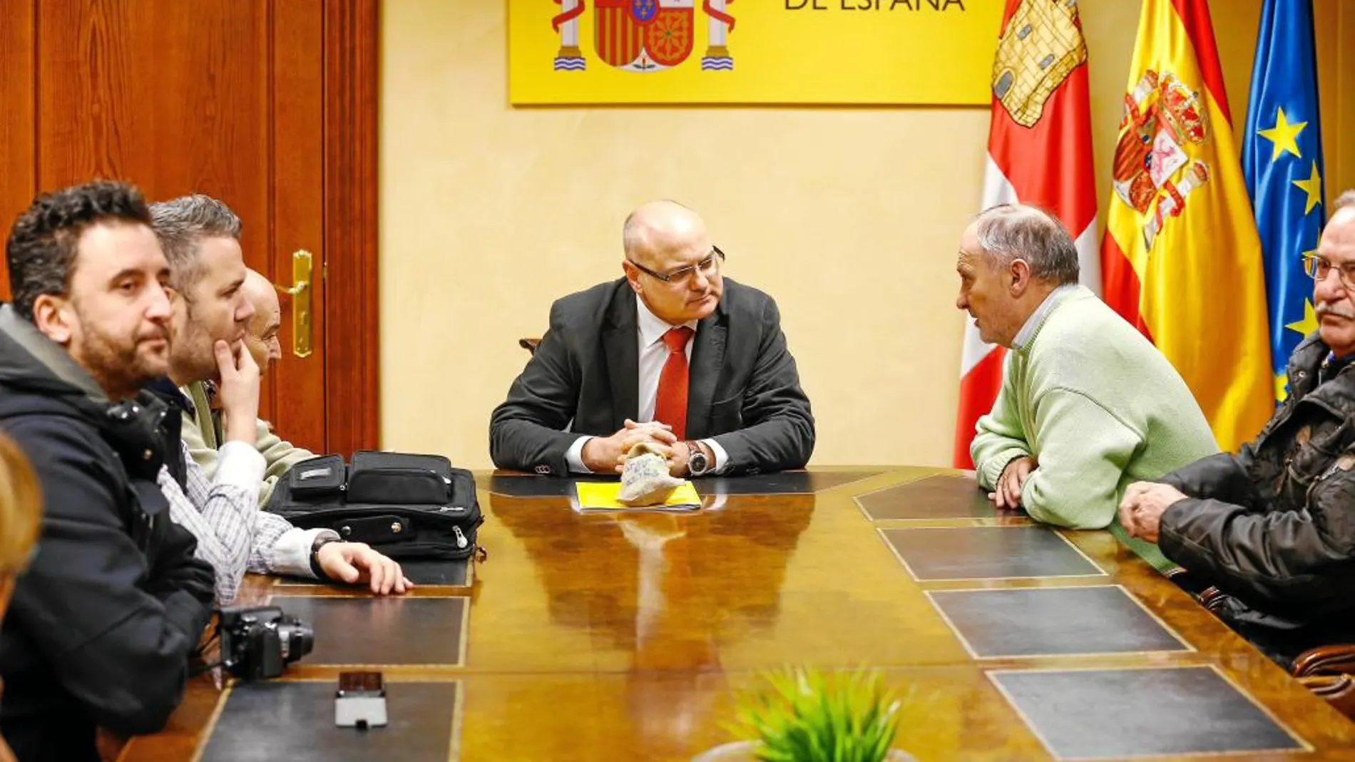 Francisco Temprano junto a miembros del sindicato UGT en su encuentro con Luis Antonio Gómez.