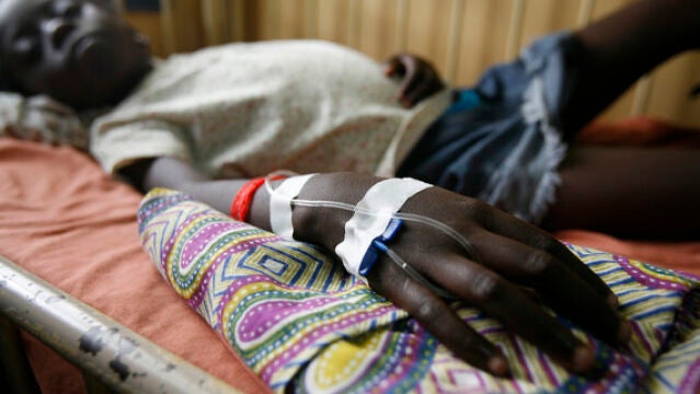 Un niño africano contagiado con el VIH, en tratamiento