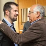 Tudanca saluda a Germán Vicente, alcalde de Vitigudino, en presencia de Fernando Pablos