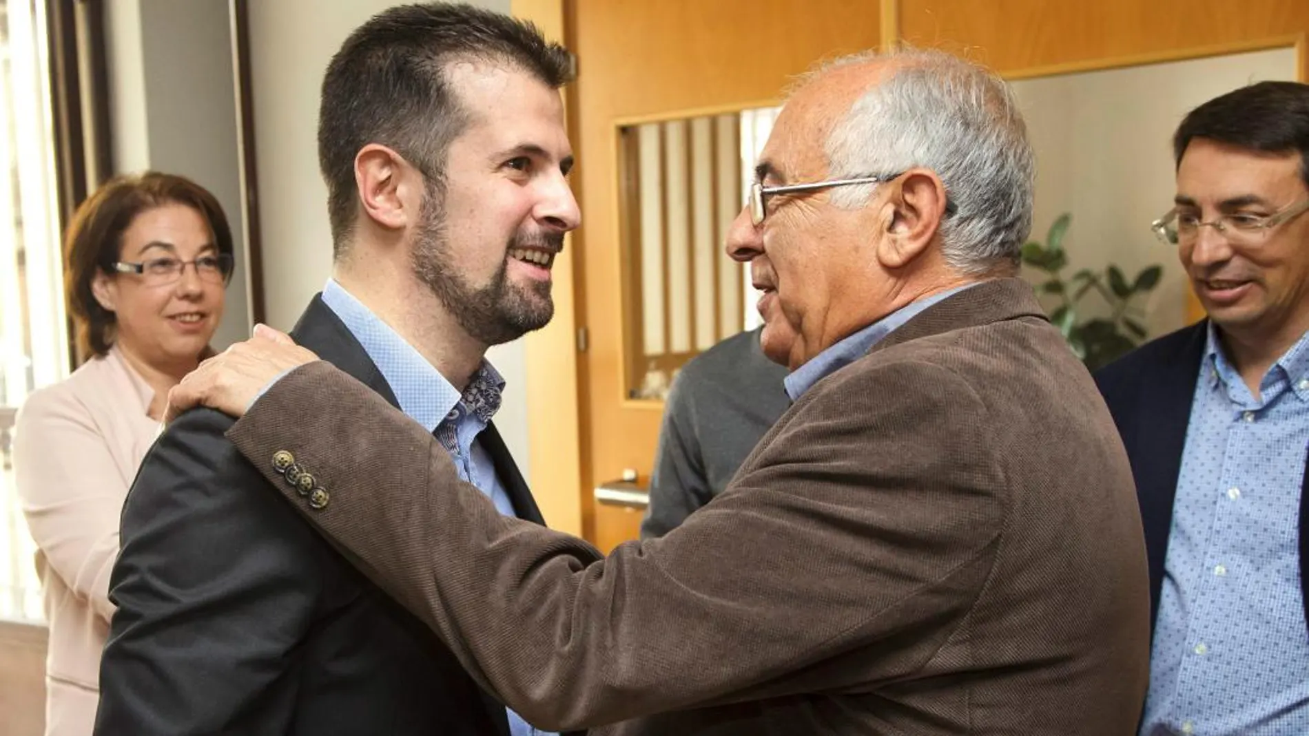 Tudanca saluda a Germán Vicente, alcalde de Vitigudino, en presencia de Fernando Pablos