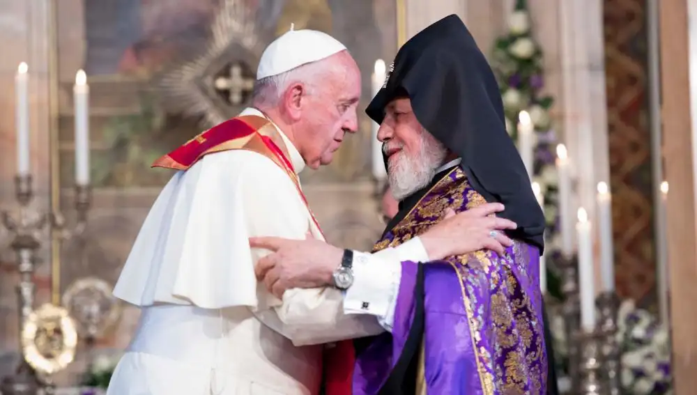 Francisco saluda al patriarca de la Iglesia Apostólica armenia, Karekin II.