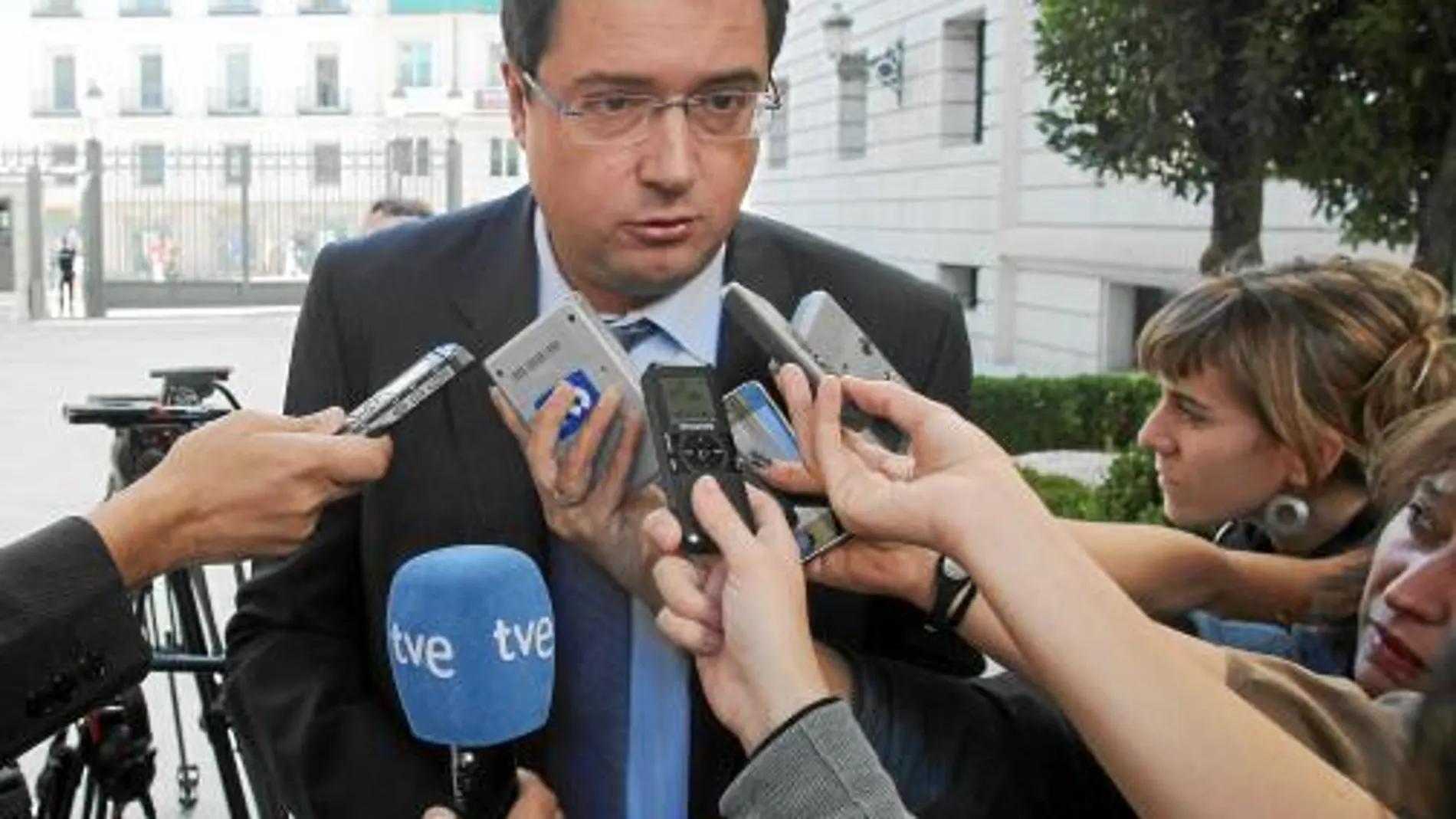 El secretario regional del PSOE, Óscar López, valora el Real Decreto