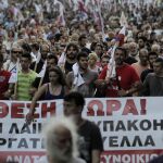 Varios miembros del sindicato comunista Pame participan en una protesta contra el segundo paquete de reformas acordado con la eurozona, frente al Parlamento de Atenas