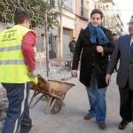 El alcalde visitó ayer las nuevas obras que se acometen en el Porvenir, una zona abandonada «desde hace 40 años»