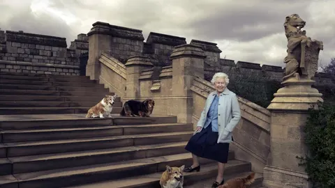 La reina Isabel II, fotografiada Annie Leibovitz en los jardines del castillo de Windsor, con cuatro de sus perros, entre ellos Willow ( a la izquierda arriba)