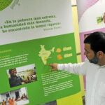 El delegado de la Fundación Vicente Ferrer, Sergio Moratón, en la muestra