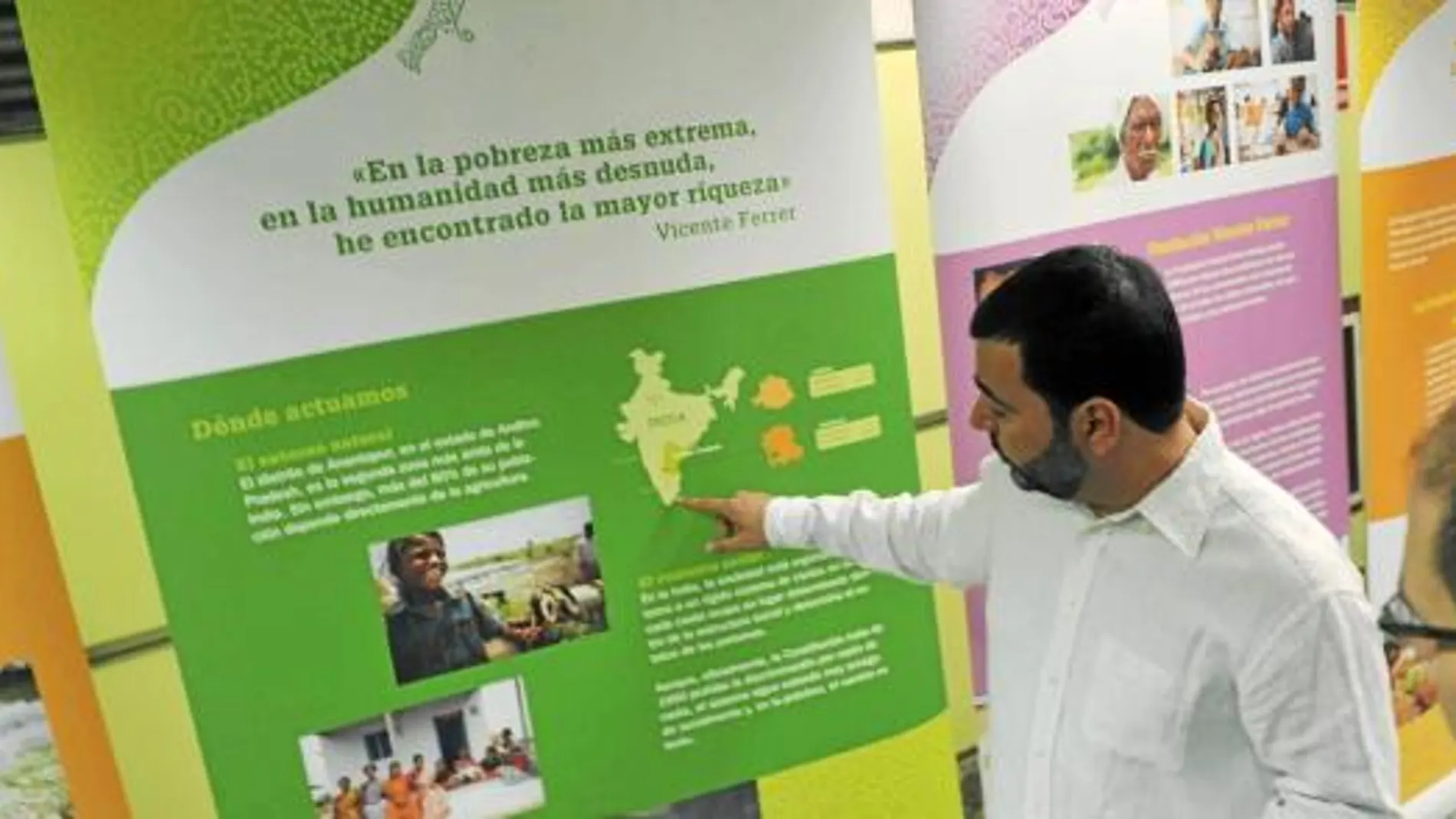 El delegado de la Fundación Vicente Ferrer, Sergio Moratón, en la muestra