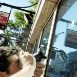 Un reportero toma fotos de los impactos de bala en la Embajada de EEUU / Ap