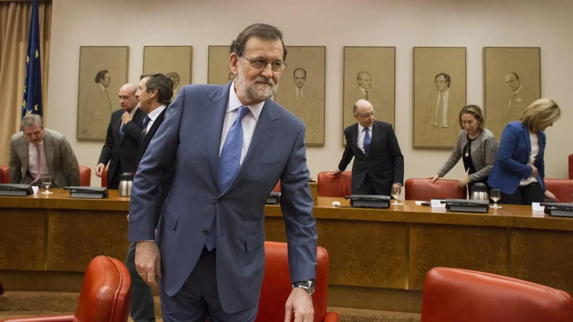 El presidente del Gobierno en funciones, Mariano Rajoy llega a la reunión que ha mantenido con los diputados de la formación