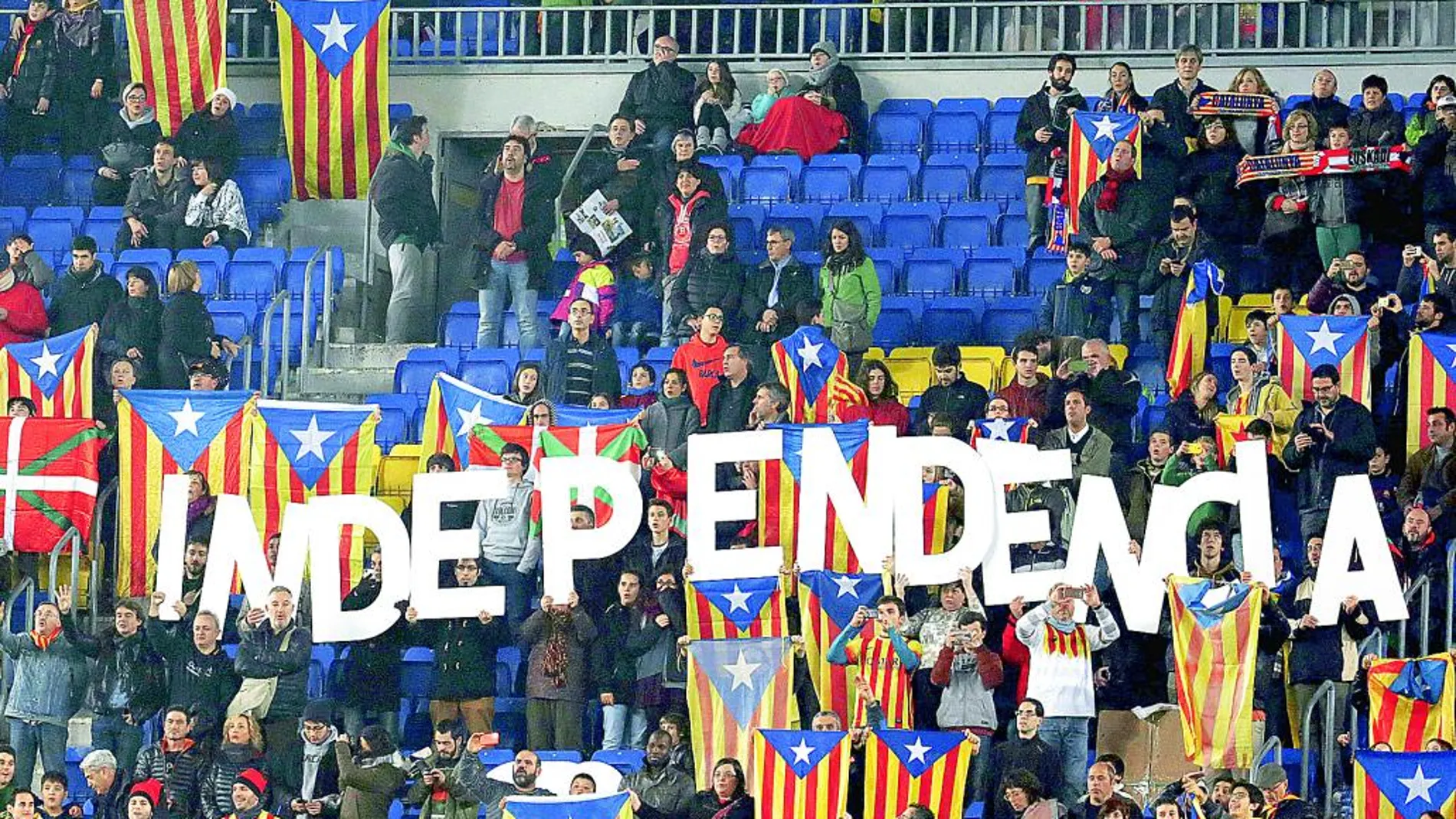 Carteles a favor de la independencia entre el público que asistió al partido entre Cataluña y País Vasco