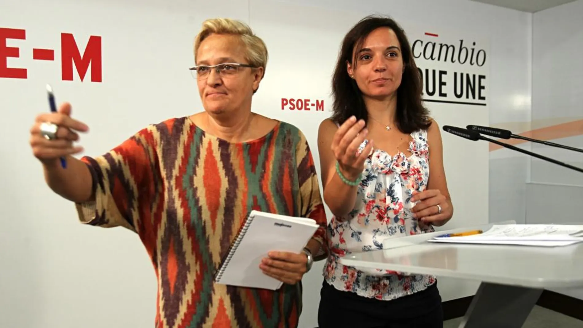 La secretaria general del PSOE-M, Sara Hernández junto a la secretaria de Igualdad, Ángeles Álvarez