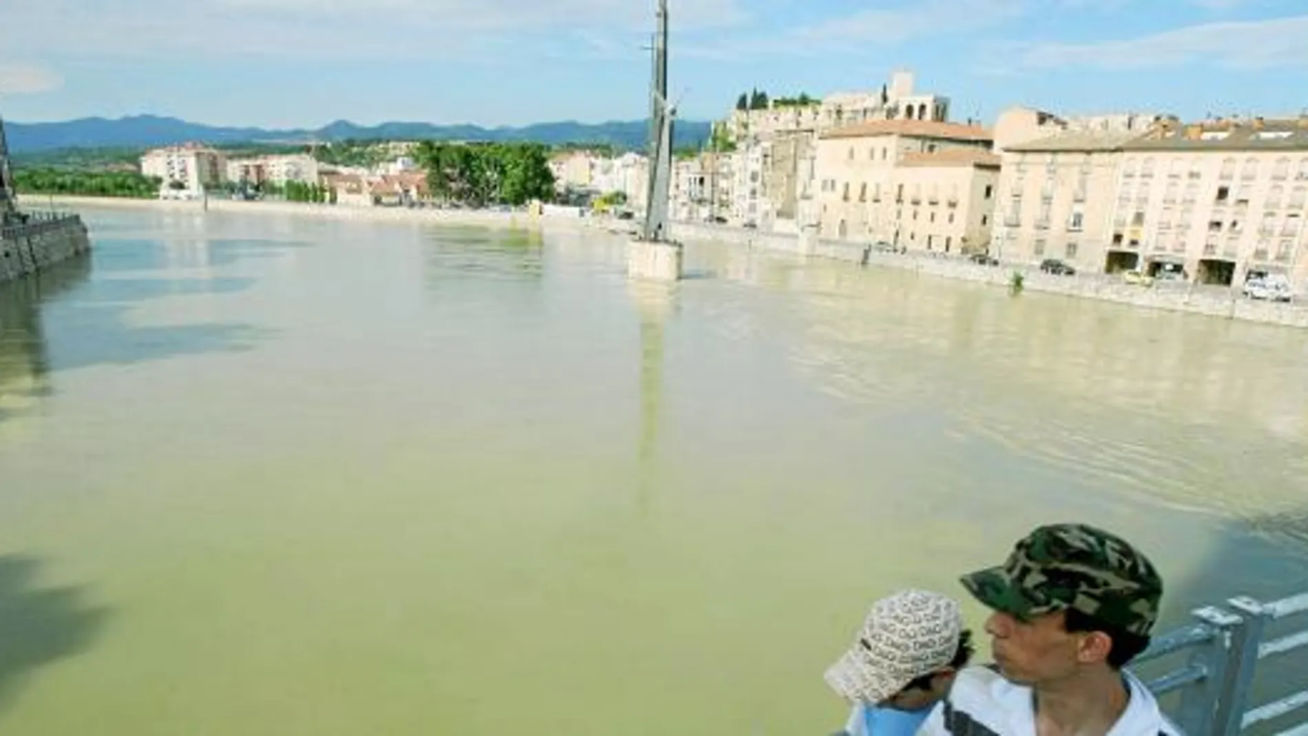 Imagen del Ebro a su paso por la localidad catalana de Tortosa, en la desembocadura