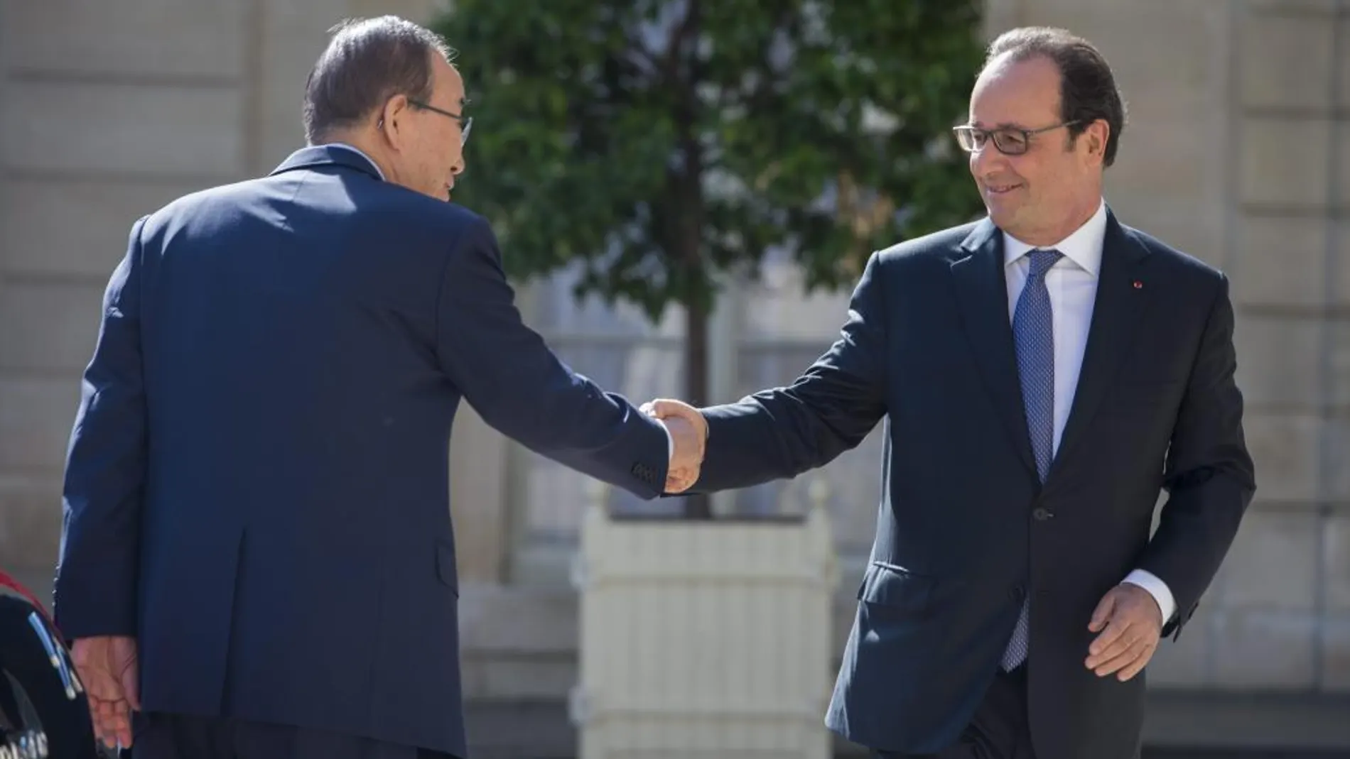 Francois Hollande saluda al secretario general de la ONU, Ban Ki-moon.