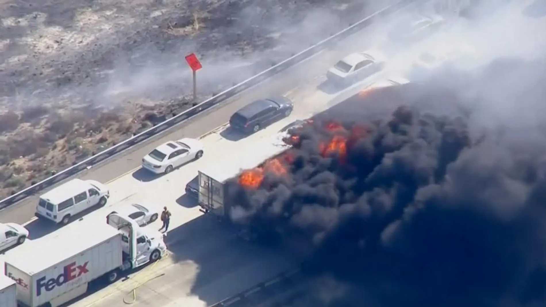 Un incendio alcanza una autopista en EE UU y quema una docena de vehículos