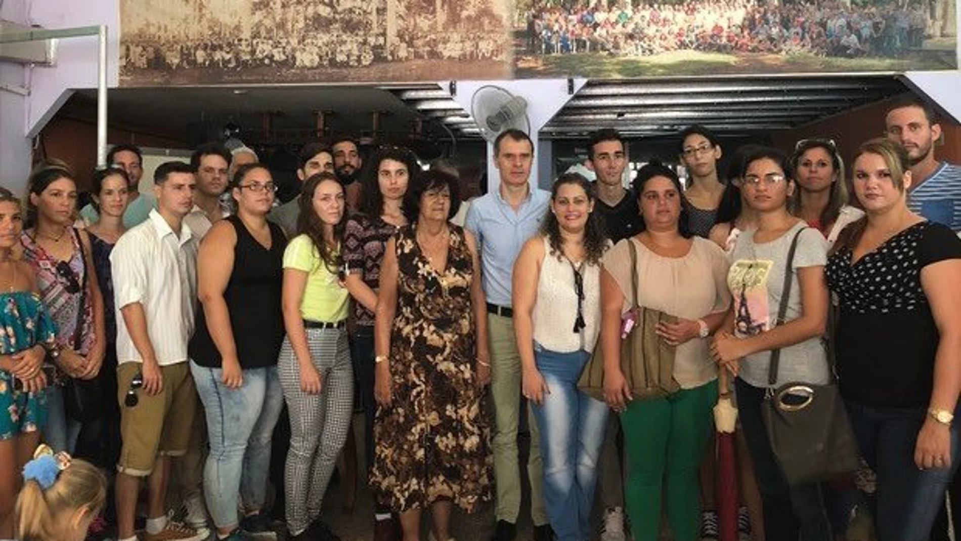 El secretario general de la Consejería de la Presidencia, José Manuel Herrero, se reúne con jóvenes con raíces castellanas y leonesas en Cuba