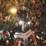 Aficionados chilenos celebran la victoria en las calles de Santiago de Chile.