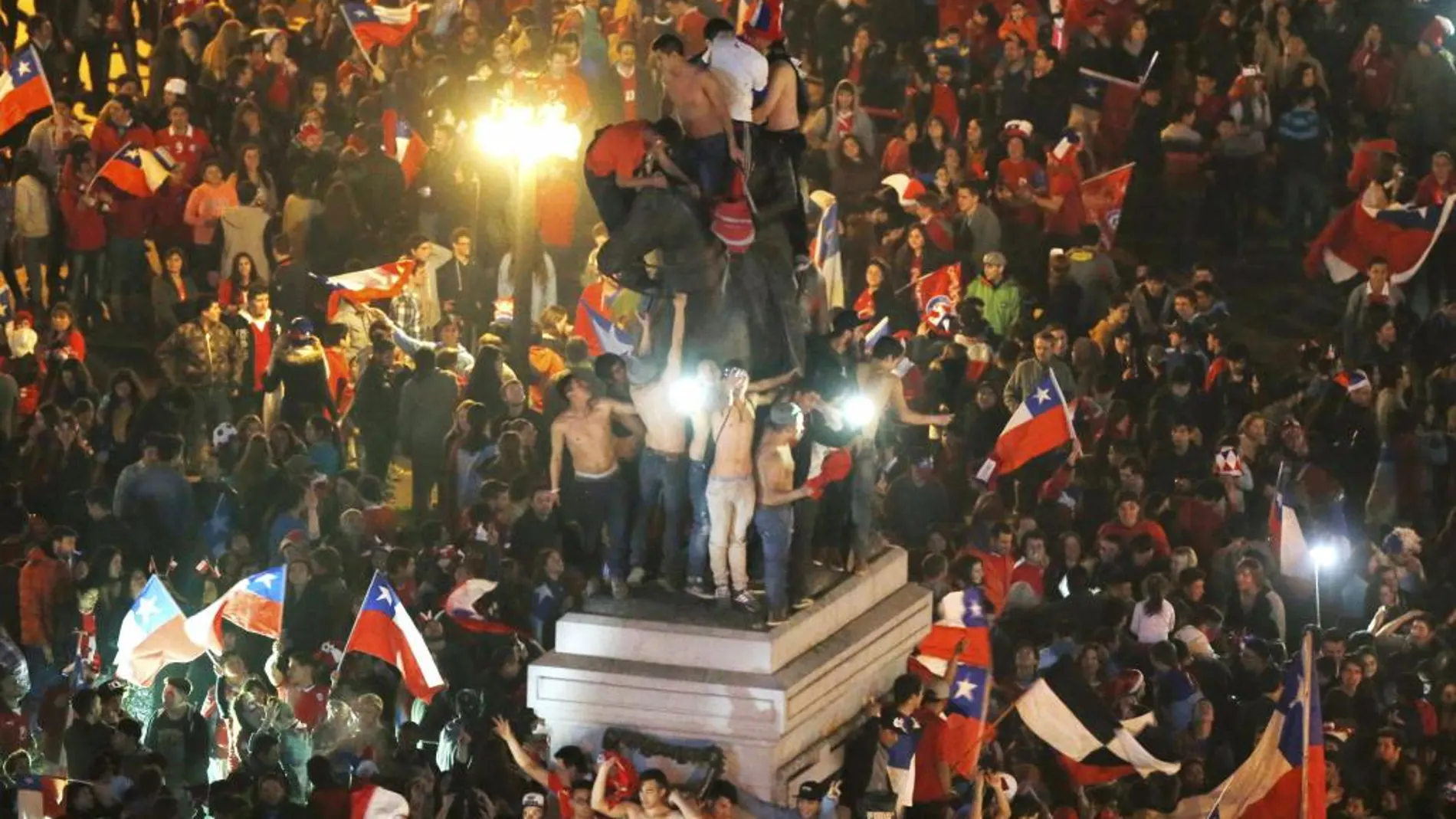 Aficionados chilenos celebran la victoria en las calles de Santiago de Chile.