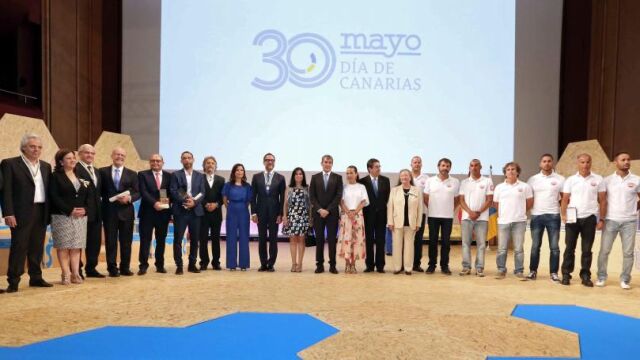 El presidente del Gobierno de Canarias, Fernando Clavijo (c); la vicepresidenta, Patricia Hernández (11-d); la presidenta del Parlamento de Canarias, Carolina Darias (11-i); y los galardonados en los Premios Canarias 2016 en el acto central del Día de Canarias.