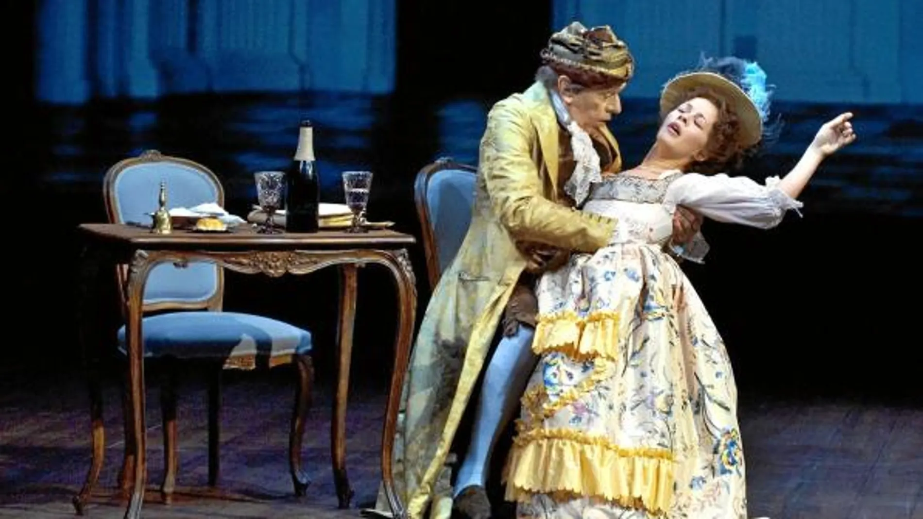 Josep-Maria Flotats y María Adánez, como Beaumarchais y su amante, la actriz Marion Ménard, en la obra