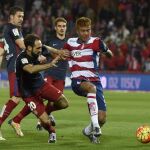El defensa del Atlético de Madrid Juanfran Torres pelea un balón con el delantero venezolano del Granada Adalberto Peñaranda