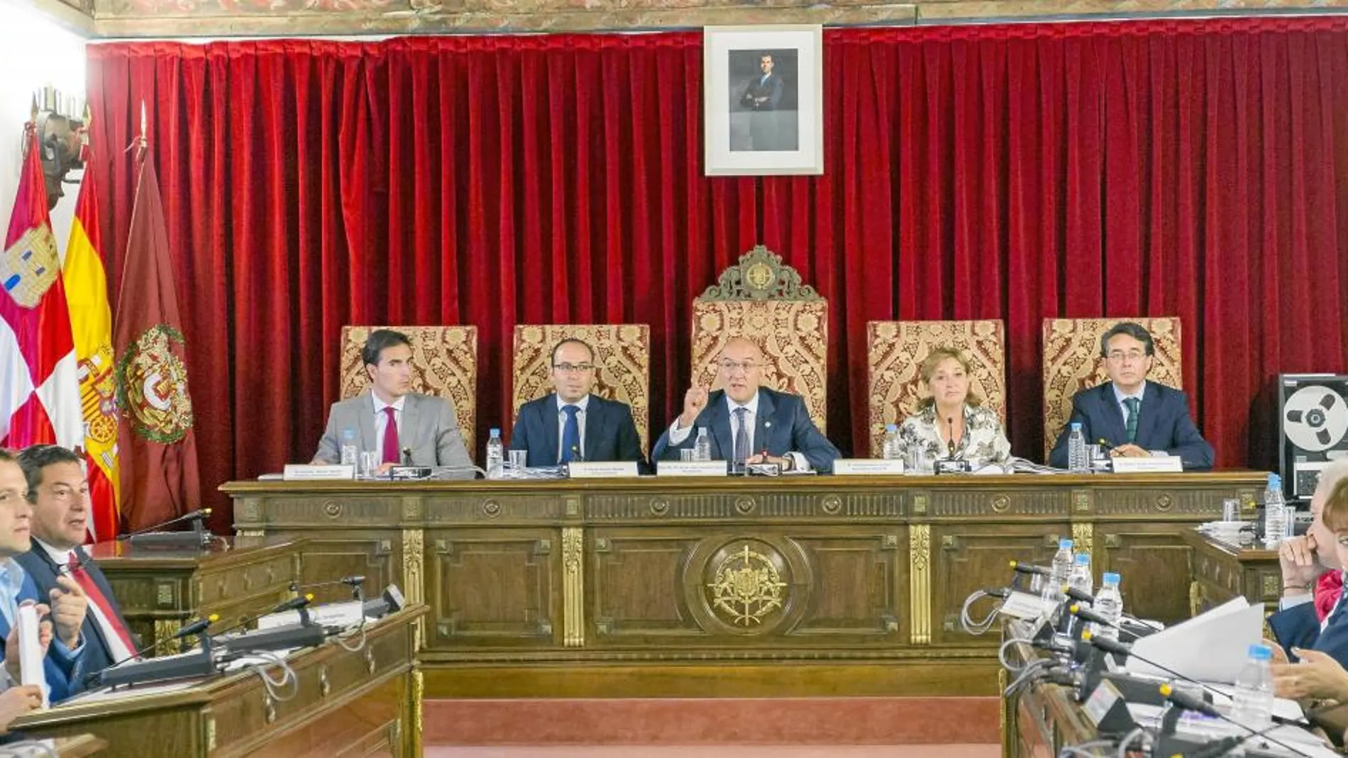 El presidente de la Diputación de Valladolid, Jesús julio Carnero, preside el Pleno de la institución