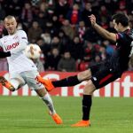 El defensa del Athletic Bilbao Iñigo Lekue, disputa un balón con el centrocampista argelino del Spartak de Moscú, Sofiane Hanni