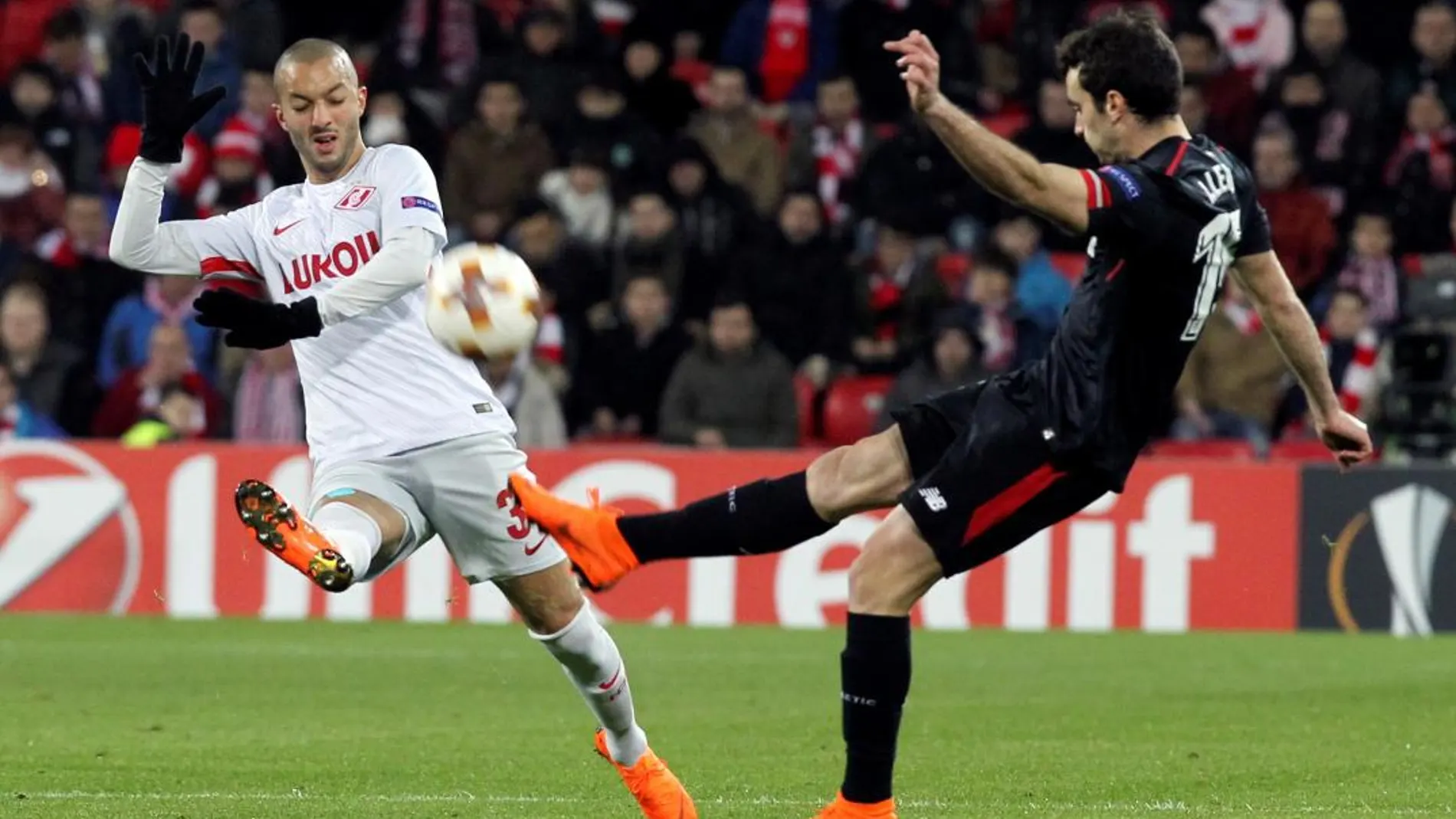 El defensa del Athletic Bilbao Iñigo Lekue, disputa un balón con el centrocampista argelino del Spartak de Moscú, Sofiane Hanni