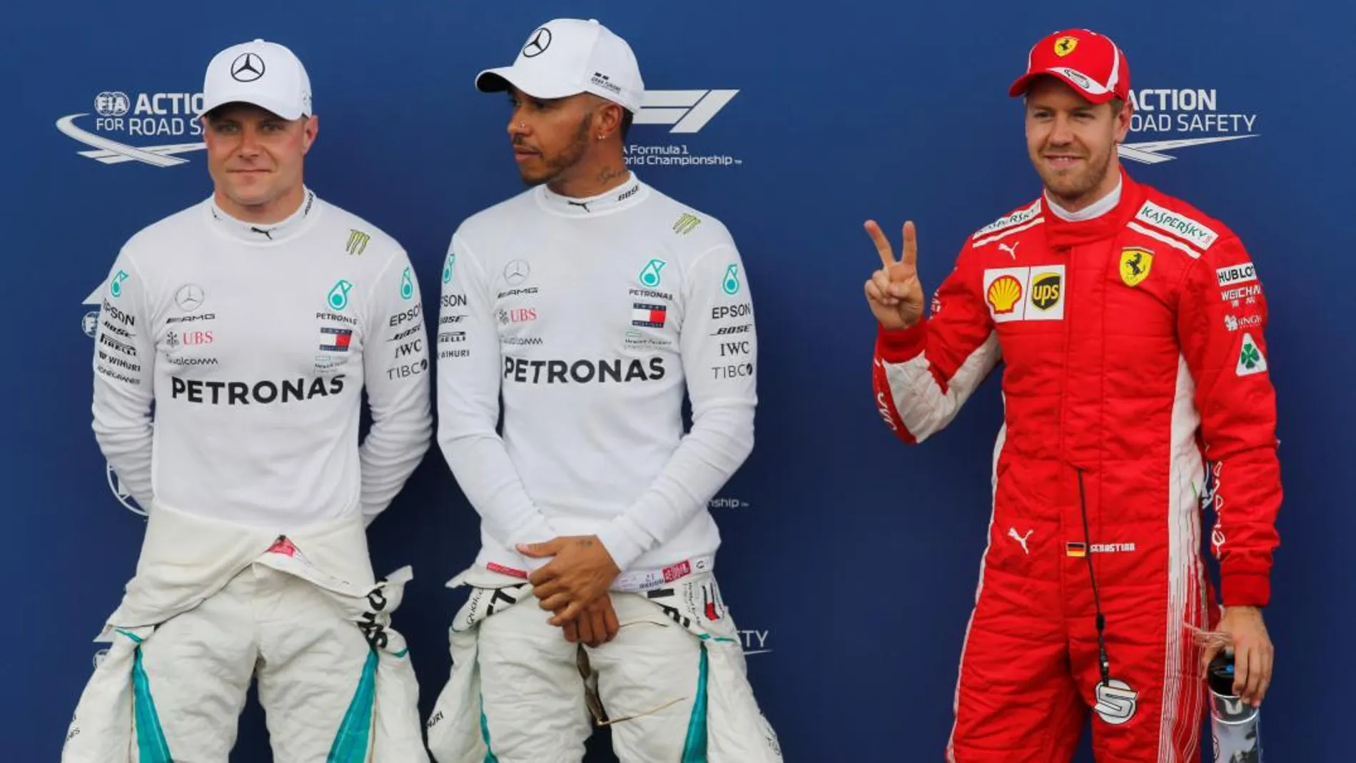 Lewis Hamilton celebra su pole en el Gran Premio de Francia. REUTERS/Jean-Paul Pelissier